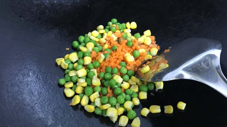 培根杂蔬饭团 ,再把玉米粒、青豆和胡萝卜放进去。