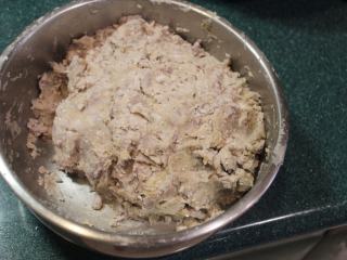 香酥芋头丸,揉成芋泥团备用。