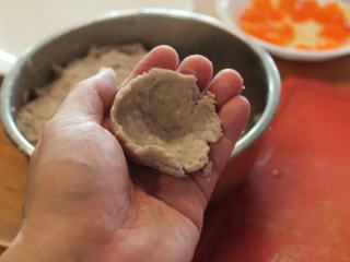 香酥芋头丸,取适量芋泥，捏成凹形面皮。