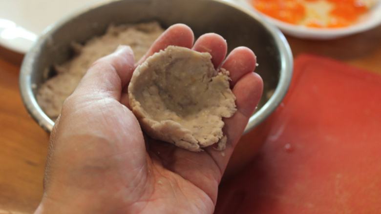 香酥芋头丸,取适量芋泥，捏成凹形面皮。