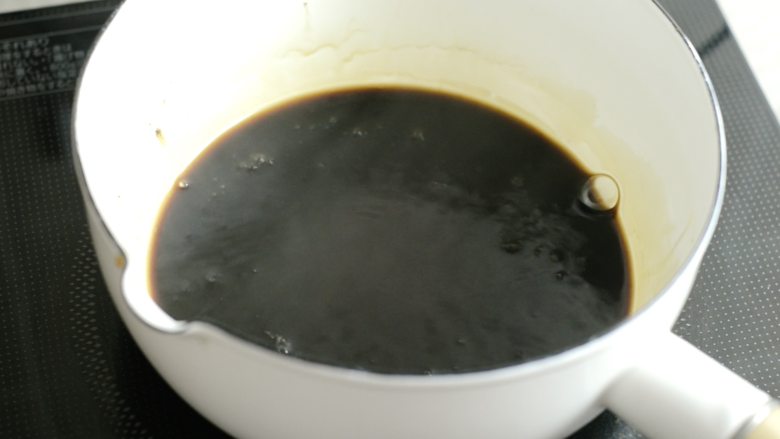 两种珍珠+波霸奶茶,红糖和水混合均匀，煮开。红糖要彻底溶解，不要有大颗的结块。