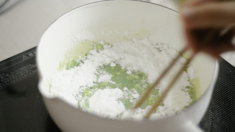 两种珍珠+波霸奶茶,将淀粉全部倒入煮开的牛奶糊中，用筷子快速搅拌