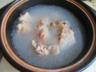 天冷了，来碗猪大骨暖身汤,慢火煮至牛奶样白，大约需要一个小时左右，煮好后捞入一些汤和大骨放进汤煲中