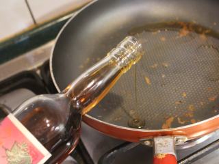 豚丼‧烧肉盖饭,同一平底锅，小火加热后，放入麻油。