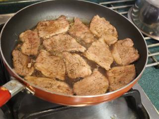 豚丼‧烧肉盖饭,放入煎好的猪肉片， 中火慢煮。