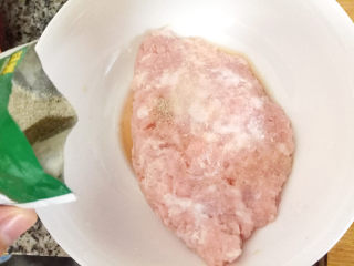 鲜肉小笼包,倒入0.5g白胡椒粉，提提味。