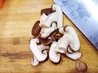 五彩虾仁,鲜香菇洗净，同样切成片状。