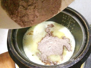 巧克力手指泡芙,转小火，将粉类倒入锅中。
