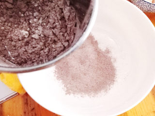 巧克力手指泡芙,先将可可粉和低筋粉混合均匀，过筛一遍。待用。
