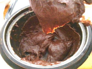 巧克力手指泡芙,直至舀起一勺面糊，成倒三角不滴落的状态。