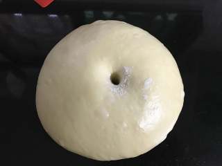 豆沙金钱小面包,在温暖处进行一次发酵。发至2倍大，手指蘸面粉戳洞，不回缩不不塌陷，一次发酵完成。