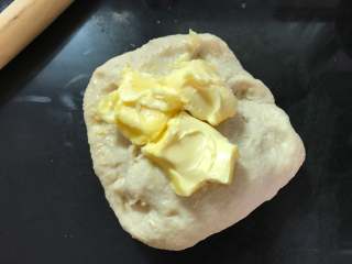 豆沙金钱小面包,加入室温软化的黄油。