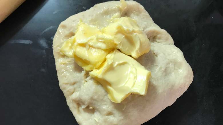 豆沙金钱小面包,加入室温软化的黄油。