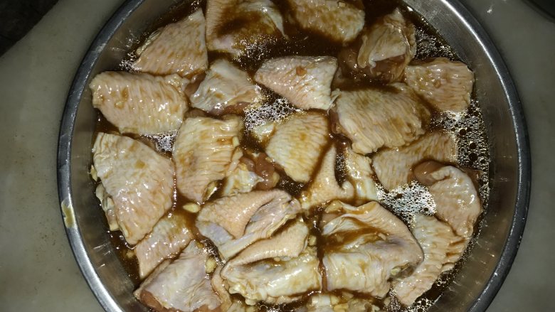 木耳蒸鸡翅,拌匀，腌制半小时