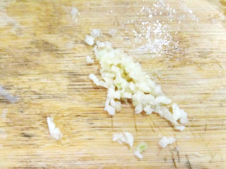 脆皮鱼丸,先来调制姜蒜水。剥去蒜衣，切成蒜碎。