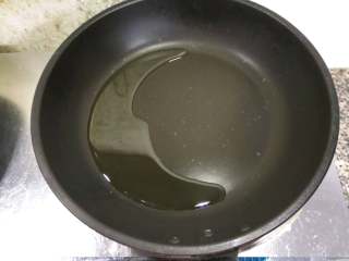脆皮鱼丸,不粘锅中倒入适量植物油，烧热。