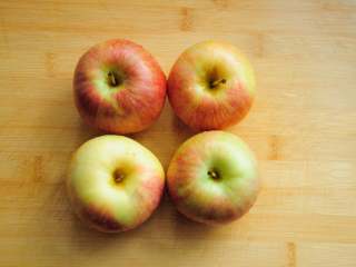 拔丝苹果 百分百成功 附炒糖过程最详细图解 适合各种拔丝菜品,我用的苹果比较小，用了四个，大苹果2个就够了，看你需要的分量。
苹果最好用脆脆口感的那种，有的苹果吃起来是面的，我觉得用来拔丝口感不如这种脆的好。