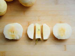 拔丝苹果 百分百成功 附炒糖过程最详细图解 适合各种拔丝菜品,苹果避开中间的果核切开。