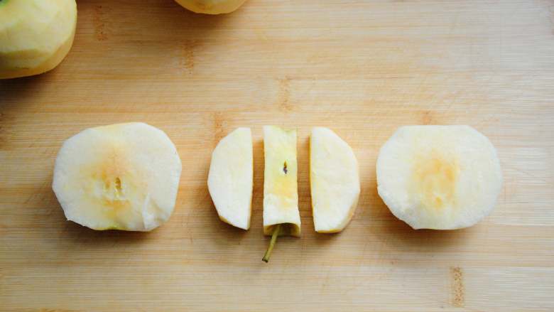 拔丝苹果 百分百成功 附炒糖过程最详细图解 适合各种拔丝菜品,苹果避开中间的果核切开。