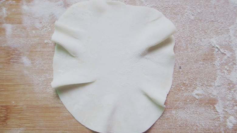烧麦,买来的饺子皮需用擀面杖再擀大一些就好，最好让面皮形成这种波浪花边，包出的烧麦才好看。