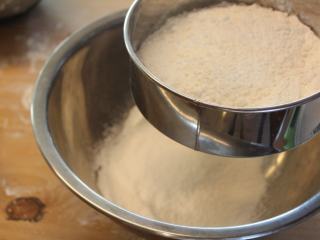 甘酒烤饼,将粉类过筛。