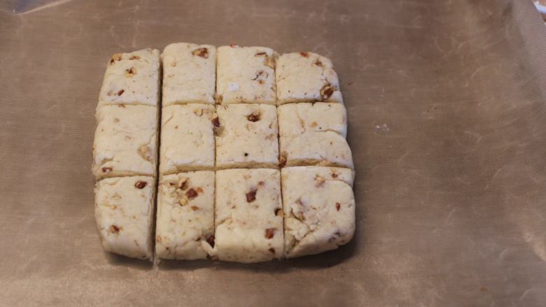 甘酒烤饼,切成合适大小的小块。