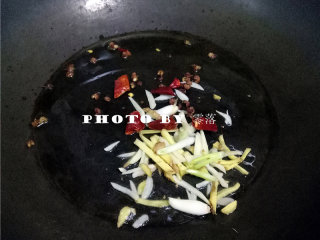 白菜炒木耳,放入干辣椒、花椒、姜丝、蒜丝、葱段炒香；