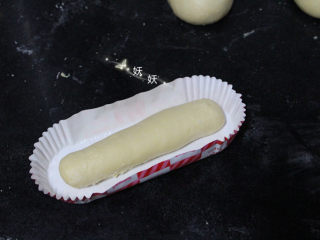 一次性发酵香葱芝士面包,卷起，轻轻放入纸托内。