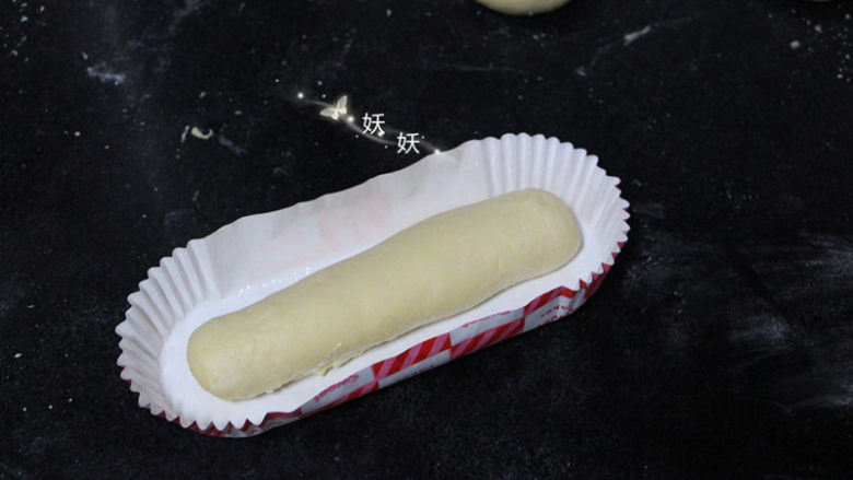 一次性发酵香葱芝士面包,卷起，轻轻放入纸托内。