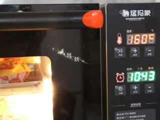 一次性发酵香葱芝士面包,160度，12分钟即可，风炉烤箱可以多层同烤，普通平炉烤箱温度设定180度，中层，上下火，15分钟左右。