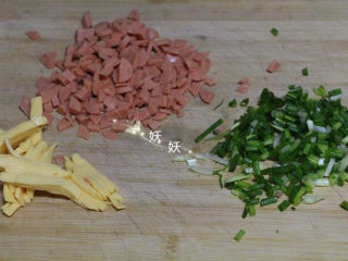 一次性发酵香葱芝士面包,准备好一些切好的火腿肠丁，香葱碎，芝士碎。