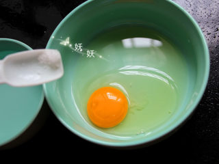 小猪水蒸蛋,鸡蛋中一次加入足量的盐，宝宝吃不要太咸。