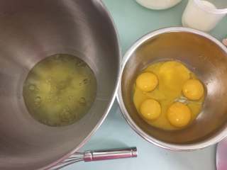 Fluff棉花糖戚风蛋糕,6个鸡蛋蛋白与蛋黄分开