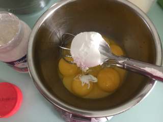 Fluff棉花糖戚风蛋糕,蛋黄里加入20克的Fluff棉花糖搅拌均匀