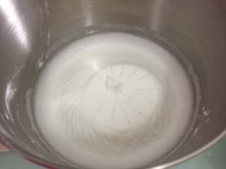 Fluff棉花糖戚风蛋糕,这是打发至硬性发泡的蛋白霜