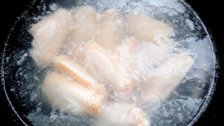 红烧鸡翅 家宴上不可缺席的一道美味 红亮诱人的秘诀在于糖色,鸡翅凉水下锅，焯下水，去除下鸡翅中的血沫和其它杂质，同时也可以去去腥。