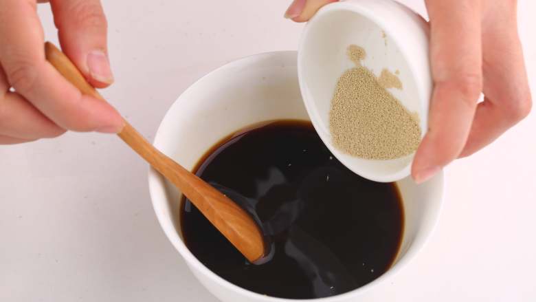 中式点心红糖夹心馒头,在红糖水中加入酵母粉搅拌均匀