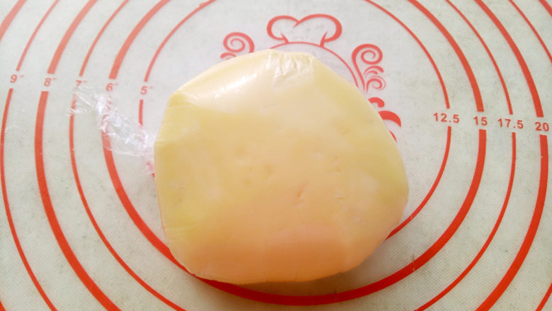 万圣节糖霜饼干,用保鲜膜把面团包好放入冰箱冷藏半小时以上。