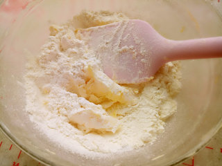 万圣节糖霜饼干,将低筋面粉、奶粉、盐和泡打粉混合后筛入打好的黄油中，切拌均匀。