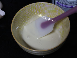 酸奶溶豆,用刮刀搅拌均匀，至光滑无颗粒的状态，备用。