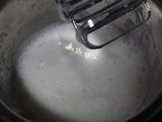 酸奶溶豆,打至细腻的泡沫，再加5克糖进来。