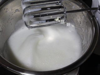 酸奶溶豆,打至出现轻微的纹路，再加5克糖进来。