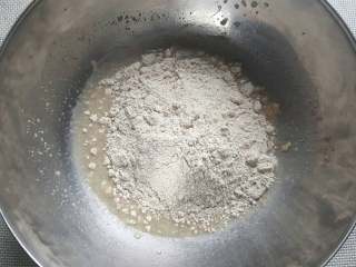 黑酸面包,3.	再加入黑麦粉，混合均匀。进行第二次发酵，室温下约进行17个小时左右。