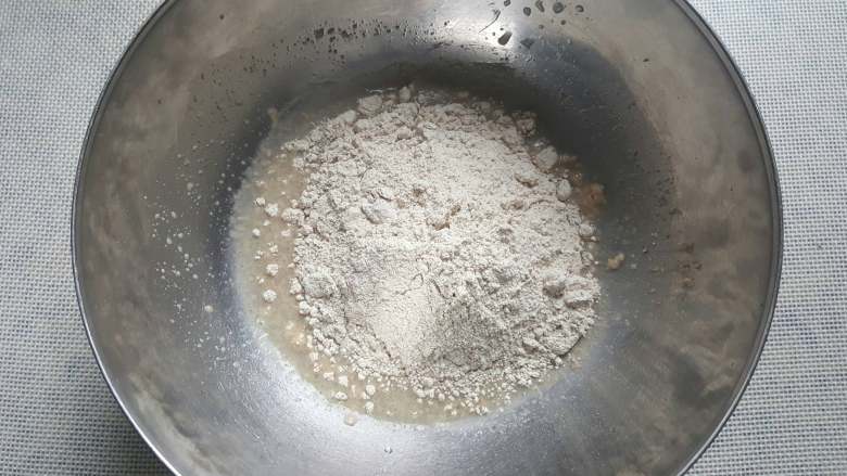 黑酸面包,3.	再加入黑麦粉，混合均匀。进行第二次发酵，室温下约进行17个小时左右。