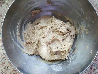 黑酸面包,4.	第三次发酵加入用料后混合均匀，室温发酵3-4个小时左右。