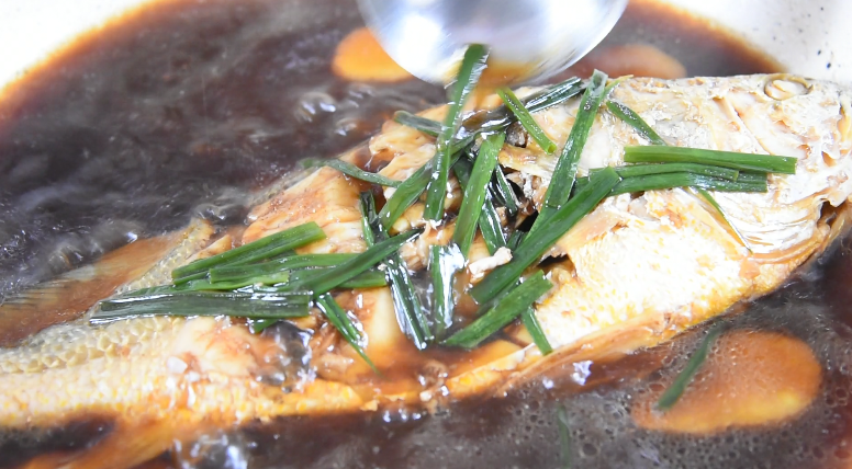 快手版红烧大黄鱼问世，简单操作，味道鲜美！,开盖，大火收汁，同时将汤汁淋在鱼身上
