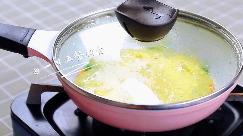 蔬菜奶酪米饭煎饼 宝宝辅食，鸡蛋+毛豆+西葫芦+胡萝卜,开小火，锅盖上盖，一分钟后翻面。