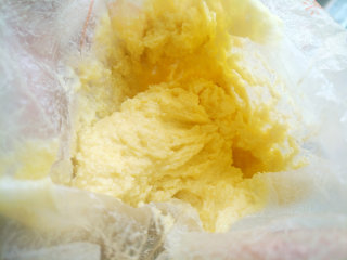 红薯小面包,将红薯泥过筛，加入黄油，混合均匀，装入裱花袋