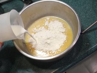 千层地瓜蛋糕,放入面粉、少许盐和牛奶。