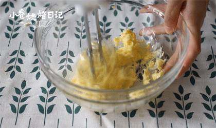 今天你开心了吗,黄油提前室温软化，打蛋器低速打散黄油。